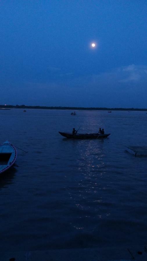 On The Ghat By Howdy Hostels Varanasi Exterior photo